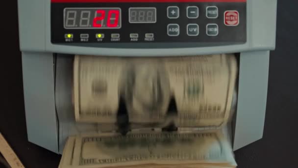 紙幣を数えるための装置 銀行の金融取引の自動メカニズム 100ウエストの通貨交換 決算計算機勘定科目ドル札 — ストック動画