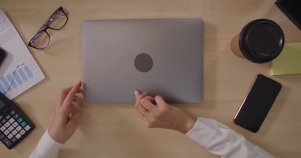 Flicka Öppnar Laptop Och Börjar Arbeta — Stockvideo