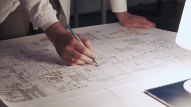Mimarın Masası Planlar Mezura Cetvel Diğer Çizim Araçları Mühendis Planlarla — Stok video