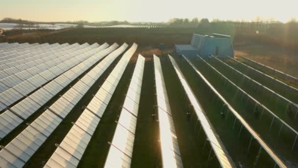 生态太阳能发电厂在野外绿色能源电力创新自然环境中的无人驾驶飞机镜头 太阳能电池板 — 图库视频影像