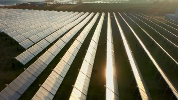 生态太阳能发电厂在野外绿色能源电力创新自然环境中的无人驾驶飞机镜头 太阳能电池板 — 图库视频影像