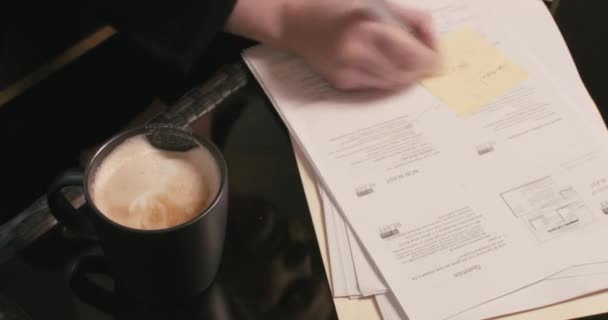 女孩喝咖啡和签署文件 经理在笔记本电脑上工作并签署文件 女商人的时间流逝 — 图库视频影像
