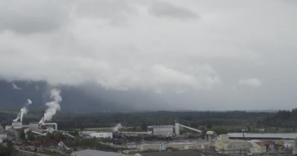 Fumée Provenant Cheminée Une Entreprise Industrielle Contre Ciel Zone Industrielle — Video