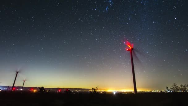 Fırtınalı Bir Gökyüzüne Karşı Rüzgar Türbini Yıldızlı Gökyüzüne Karşı Büyük — Stok video