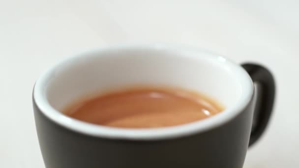 黑咖啡慢吞吞地从咖啡机上掉进杯子里 — 图库视频影像