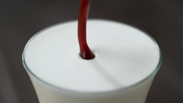 Preparación Latte Macchiato Vertiendo Café Expreso Cubriéndolo Con Leche Espumosa — Vídeos de Stock