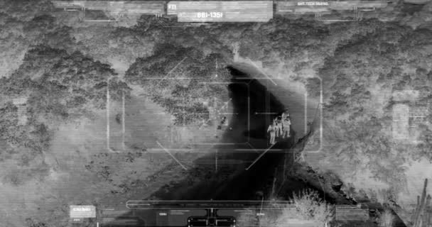 空から戦場をパトロールしている兵士のグループを偵察する軍用ドローン — ストック動画