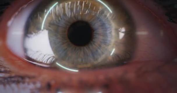 パーソナルセキュリティスキャンのための拡張現実ホログラムと最新の革新的な未来的な複合ハイテクディスプレイと青い目を持つ若い男の映画マクロ — ストック動画