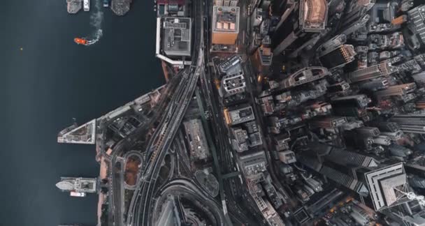 高層ビルの赤外線アンテナの隣の道路への交通 — ストック動画