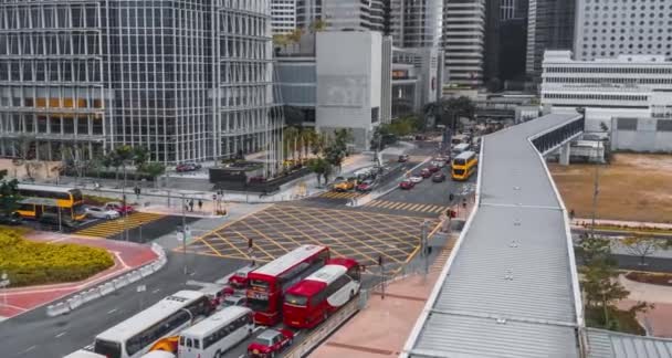 Vista Aérea Carros Multidão Pedestres Cruzando Rua Com Luz Pôr — Vídeo de Stock