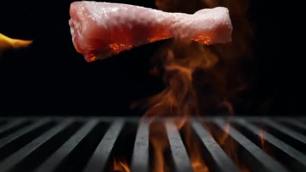 チキンミートグリルグリル火災 グリルチキンの翼 バーベキューグリルでグリルチキンのクローズアップ おいしいグリル料理 バーベキューのグリルチキンの一片 — ストック動画