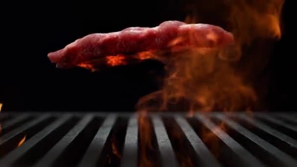 焼き肉バーベキューグリルで焼き肉のクローズアップ グリルでおいしい料理 グリルで揚げた肉の一片 — ストック動画
