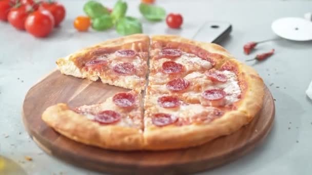 Pizza Plasterki Taca Dodatki Soczysta Pizza Kawałki Pizzy Serowej Serwowane — Wideo stockowe