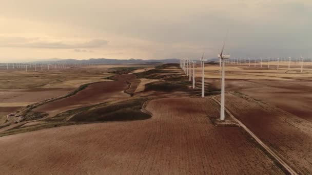 フィールドの空中ビュー 風力公園 スローモーション 無人ターンでブレードを持つ大規模な風力タービン 代替エネルギーだ 風力タービンのグループで風力発電所を — ストック動画