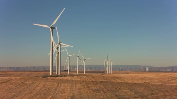 フィールドの空中ビュー 風力公園 スローモーション 無人ターンでブレードを持つ大規模な風力タービン 代替エネルギーだ 風力タービンのグループで風力発電所を — ストック動画