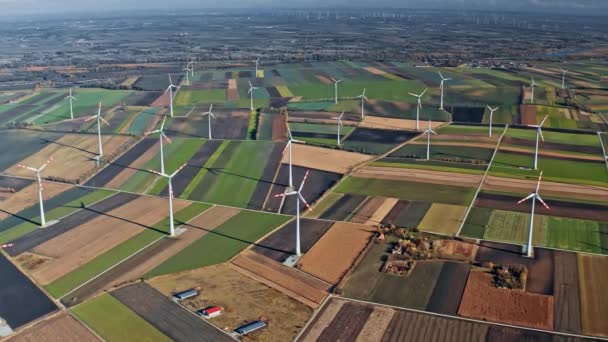 Große Windenergieanlagen Mit Schaufeln Einer Feldluftaufnahme Windpark Zeitlupe Unbemannter Drehung — Stockvideo