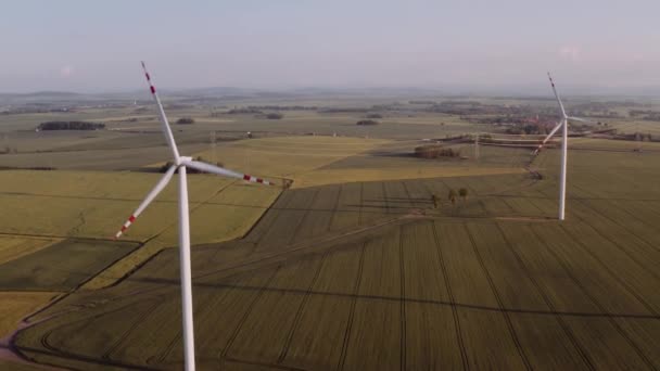 Grote Windturbines Met Bladen Een Veld Vanuit Lucht Windpark Slow — Stockvideo