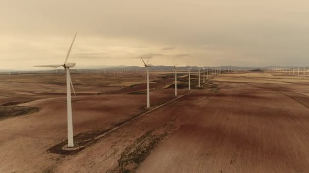 Grote Windturbines Met Bladen Een Veld Vanuit Lucht Windpark Slow — Stockvideo