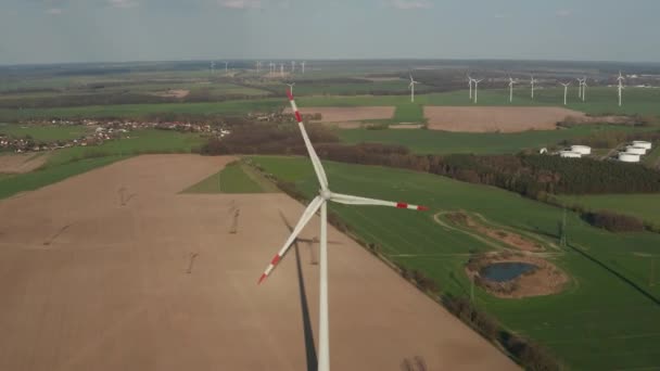 Geniş Rüzgar Türbinleri Havadan Kumandalı Rüzgar Parkı Yavaş Çekim Insansız — Stok video