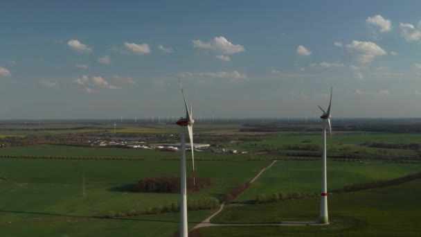 Grandes Turbinas Eólicas Com Lâminas Uma Visão Aérea Campo Parque — Vídeo de Stock