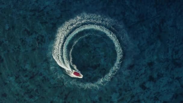 Лодка Видом Море Голубой Чистой Водой — стоковое видео