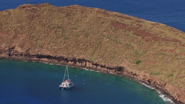 Voilier Est Amarré Sur Une Eau Calme Entourée Montagnes Accidentées — Video