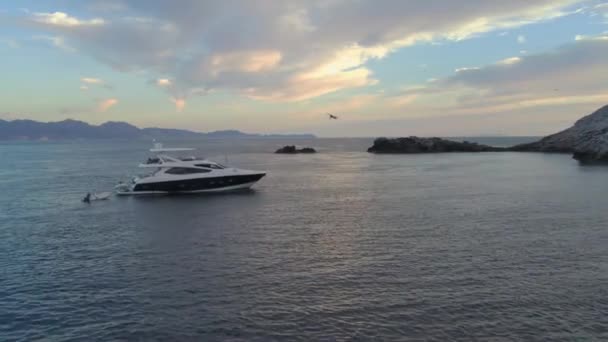 Uno Yacht Alla Deriva Una Baia Vicino Una Città Costiera — Video Stock