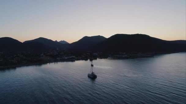 Deniz Koyuna Yakın Lüks Bir Yelkenli Yatı Yelken Açar Orta — Stok video