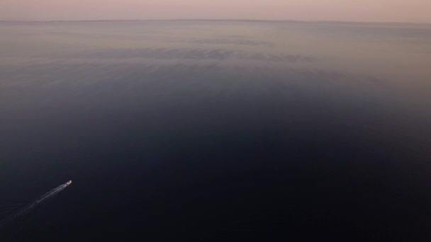 Colorido Atardecer Sobre Superficie Del Mar Con Veleros Vista Aérea — Vídeos de Stock
