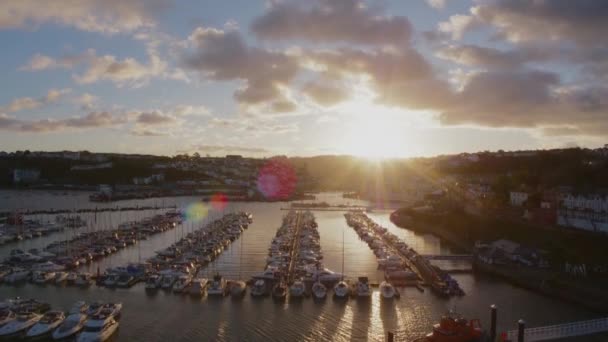 Toma Dron Dorado Atardecer Temporada Verano Una Pila Barcos Regocija — Vídeos de Stock