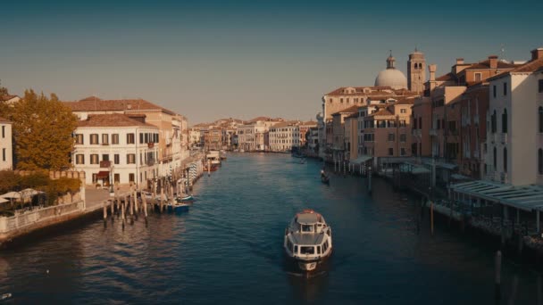 Большой Канал Венеции Закате Водные Автобусы Типичные Венецианские Дома Архитектура — стоковое видео
