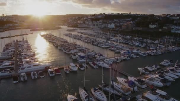 Tiro Drone Dourado Por Sol Estação Verão Uma Pilha Barcos — Vídeo de Stock