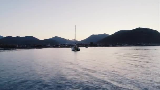 Eine Luxuriöse Segeljacht Segelt Der Nähe Der Meeresbucht Ein Privates — Stockvideo