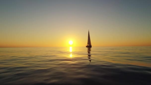 Colorido Atardecer Sobre Superficie Del Mar Con Veleros Vista Aérea — Vídeos de Stock