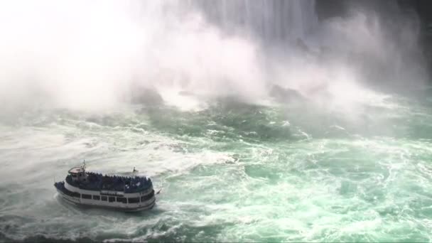 尼亚加拉瀑布下的河里漂流的小船 — 图库视频影像