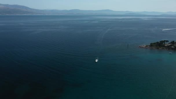 Beyaz Büyük Tekne Koyu Mavi Anteninden Hızla Geçiyor Suda Hareket — Stok video
