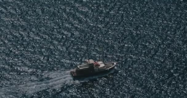Rybářský Člun Malá Loď Plave Hladině Moře Zlatá Obloha Opouští — Stock video