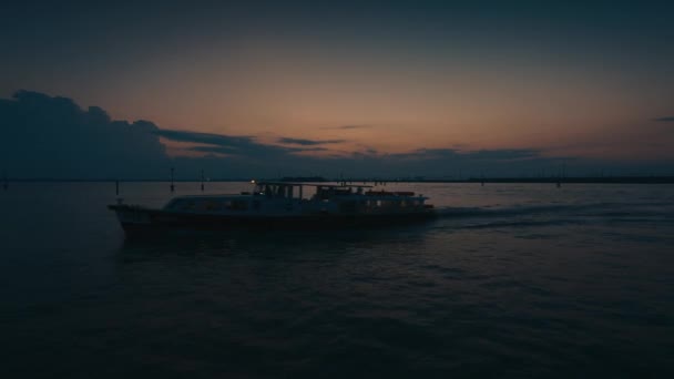 Пором Заході Сонця Воді Пасажирська Пара Транспортне Судно Пором Подорожей — стокове відео