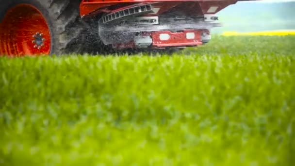 Трактор Пестицидного Опрыскивателя Работает Большом Зеленом Поле Закате Воздушный Выстрел — стоковое видео
