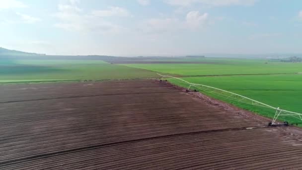 Agribusiness Nawadnianie Obrotowe Wykorzystywane Podlewania Roślin Gospodarstwie Rolnictwo System Nawadniania — Wideo stockowe