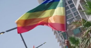LGBT gay gururlu gökkuşağı bayrağı, gurur kutlaması sırasında dalgalanan gökkuşağı bayrağı, gökkuşağı bayrağını sallayan ve bayrak sallayan insanlar, her yıl düzenlenen gay onur yürüyüşü, renkli gökkuşağı bayrağı ya da LGBT.