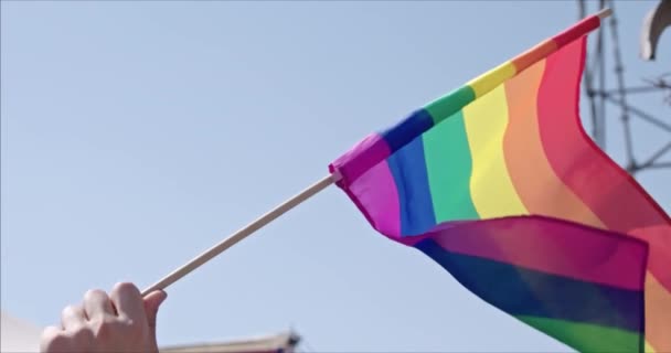 Lgbt Γκέι Σημαία Ουράνιο Τόξο Υπερηφάνεια Κυματίζει Κατά Διάρκεια Εορτασμού — Αρχείο Βίντεο