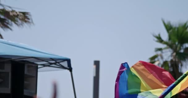 Lgbt Gej Duma Tęcza Flaga Macha Podczas Dumy Uroczystości Ludzie — Wideo stockowe