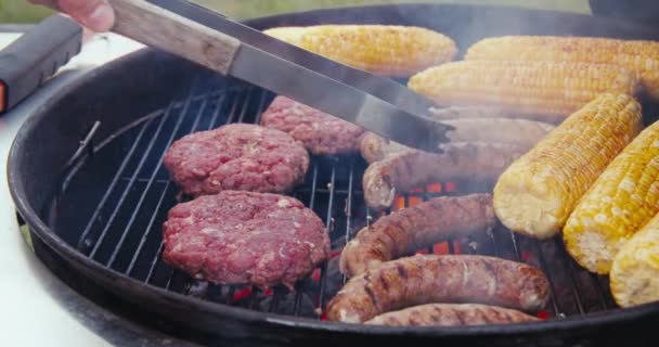 Sausages Cutlets Grilled Sweet Corn Steaming Grill Fire Friends Having — Stockvideo