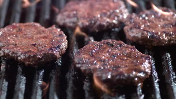 用牛肉和猪肉做的肉片做一个在大自然中烘烤的汉堡包 慢动作 — 图库视频影像