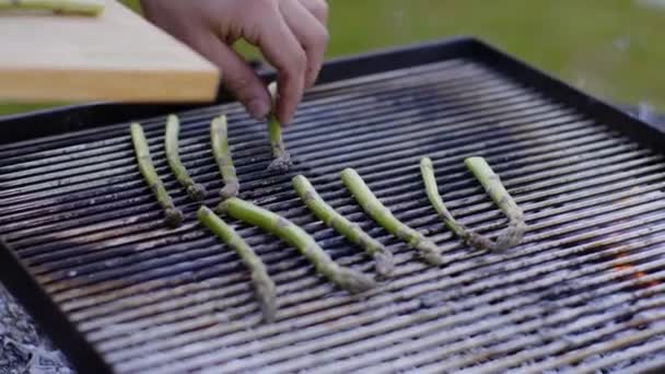 Handful Green Asparagus Cooked Steamed Grill Cook Puts Asparagus Grill — Videoclip de stoc
