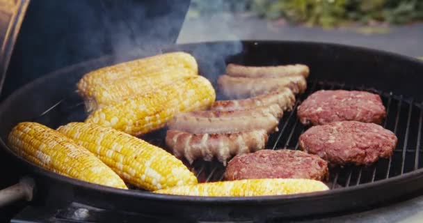 Sausages Cutlets Grilled Sweet Corn Steaming Grill Fire Friends Having — ストック動画