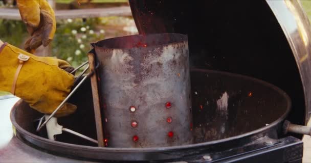 Faíscas Fogo Voam Carvão Vegetal Grelha Acessório Para Cozinhar Livre — Vídeo de Stock