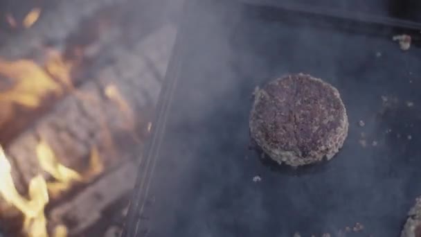 Pánský Hamburger Grilu Grilování Vepřového Nezdravý Chutný Burger Bbq Cheeseburger — Stock video