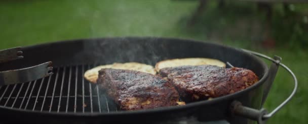 厨师打开烤架的盖子 用香料在烤架上烤着烤着 烤着的肉 厨师把排骨放在烤架上 — 图库视频影像